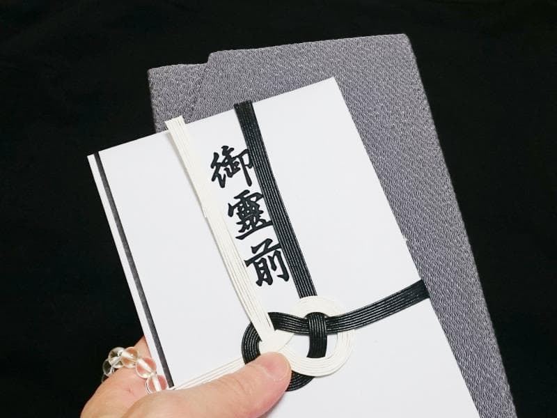 通夜・葬儀に香典を持っていく