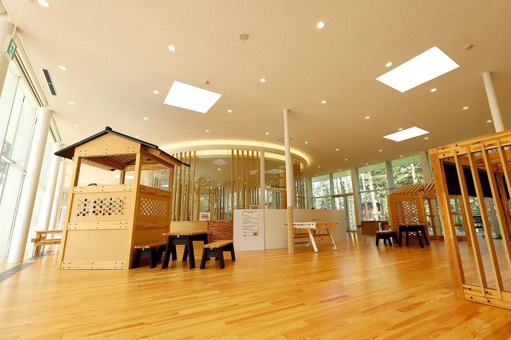 「木に触れ、森を感じる」森林学習施設ふじさんのぬく森 キポキポが大人気! 富士吉田市恩賜林庭園