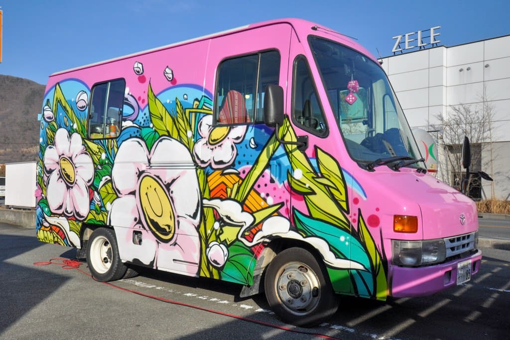 マアンズキッチン(M.a.n. s kitchen)ピンクの花柄キッチンカーで映えドリンク!フレンチシェフのキューバサンドも