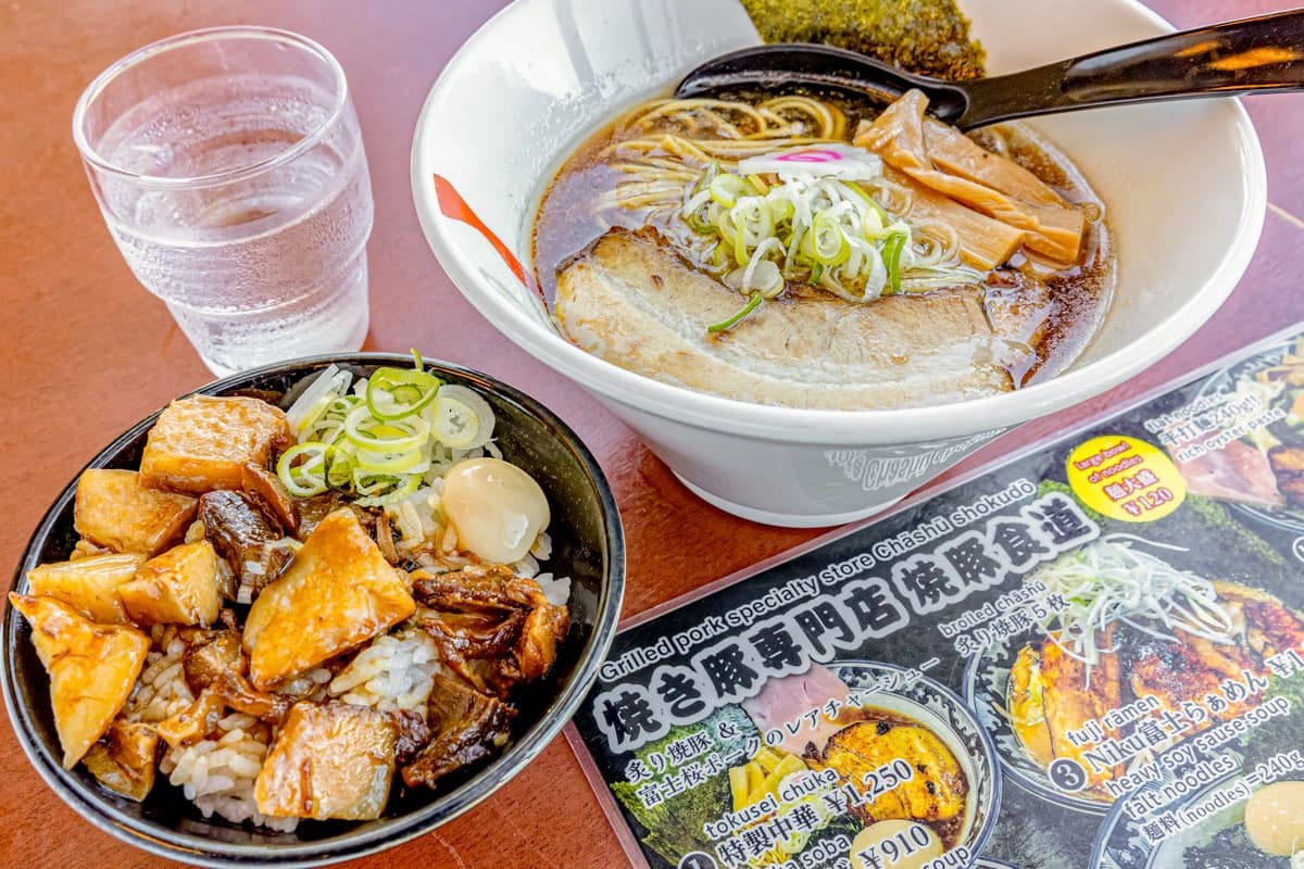 「焼豚食道。河口湖店」名物の焼豚に魅了されるラーメン店2023年8月4日オープン!