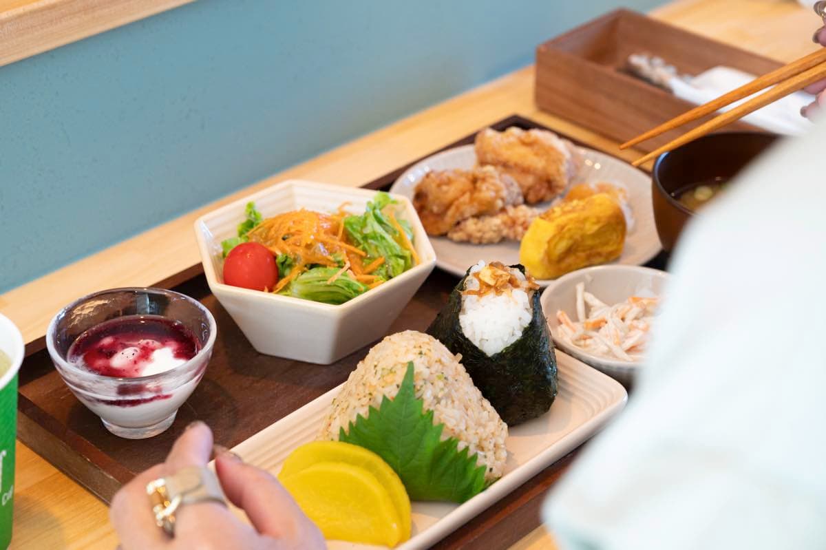 おにぎりカフェ山の港