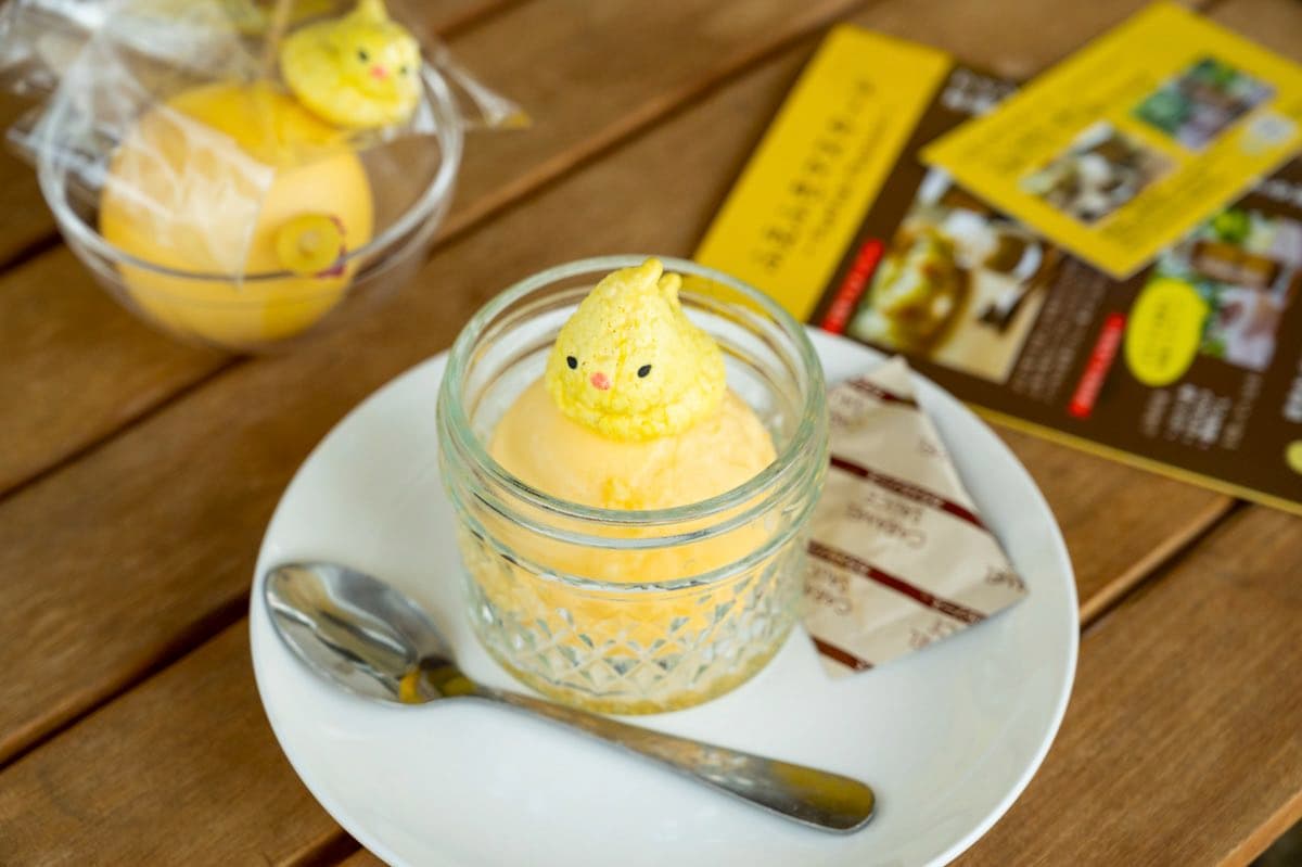 石和源泉ひろば「足湯喫茶ふえふきマスタード」プリンに浮かぶメレンゲあひる 可愛すぎるプリン登場!