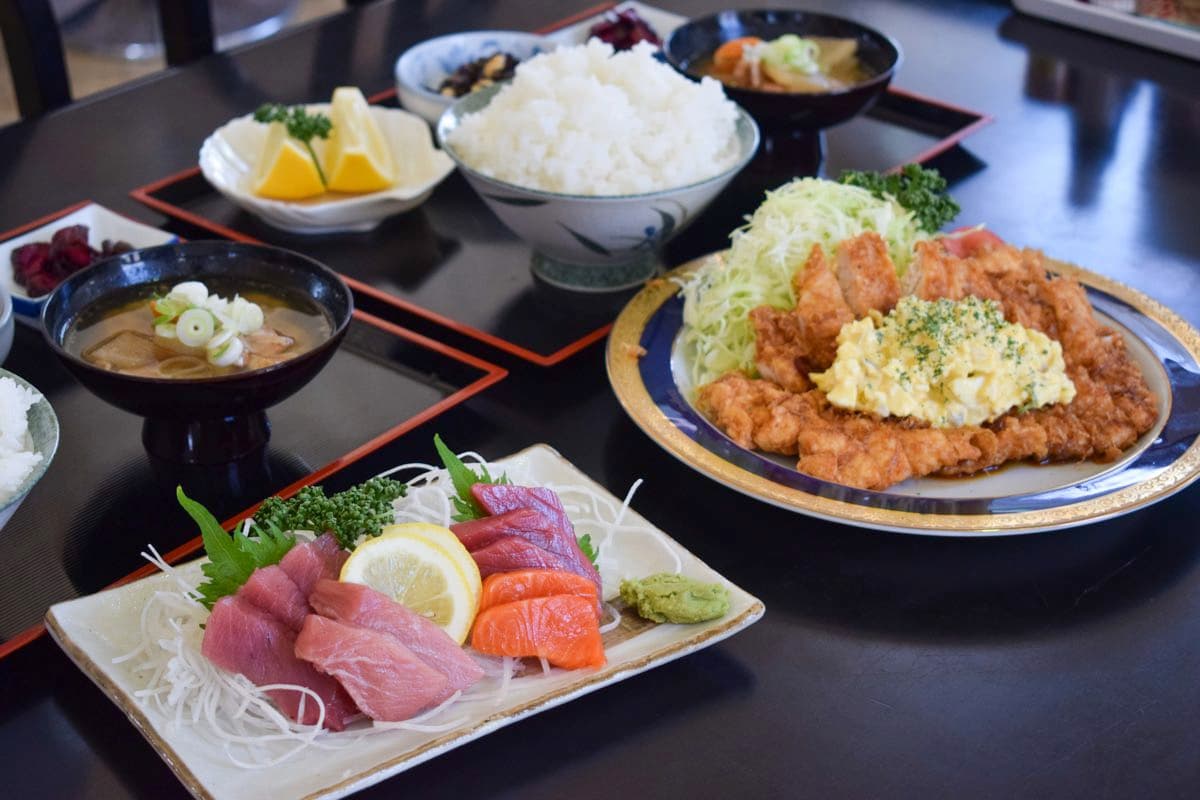 【はらぺことよちゃん / 北杜市】デカ盛りランチ定食に夜は焼き鳥居酒屋、焼きたてパンも!2024年3月13日オープン