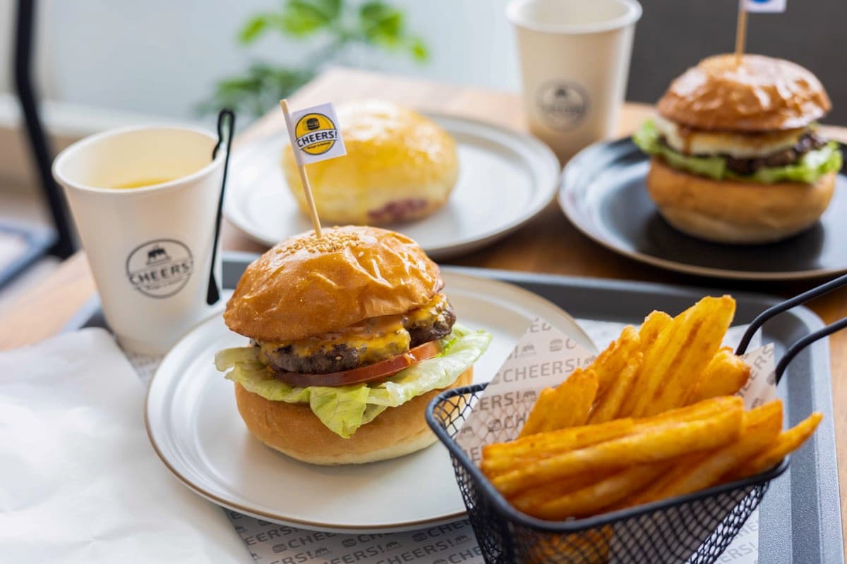 【CHEERS!(チアーズ)/ 都留市】絶品バーガー&ドーナツ現る!2024年8月23日オープン