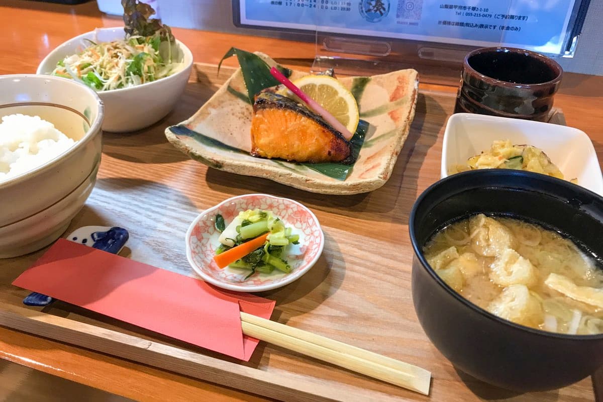 【海鮮居酒屋 湊 / 甲府市】海鮮自慢の居酒屋ランチ定食が人気!2024年11月5日オープン