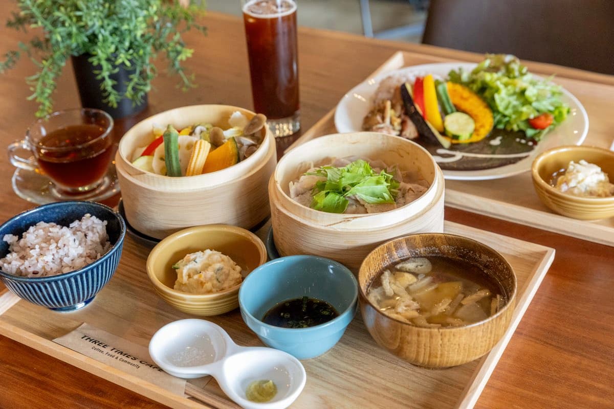 【THREE TIMES CAFE / フォレストモール富士河口湖】モーニングからランチ、カフェタイムまで体に優しいメニューを2025年5月18日オープン!