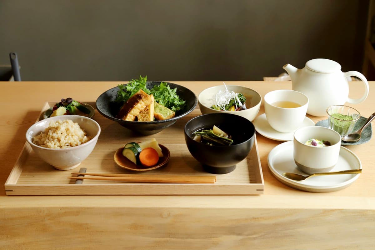 【kinoca / 富士吉田市】森をイメージした春夏秋冬の草木茶と一汁三菜定食で心潤す2025年6月5日オープン