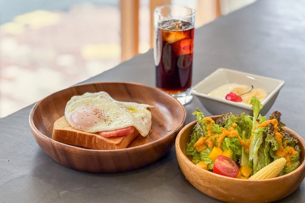 【食堂めだまやき / ゑびすや】ベーコンエッグとサラダカップのお店2025年7月から毎週金曜日出店!