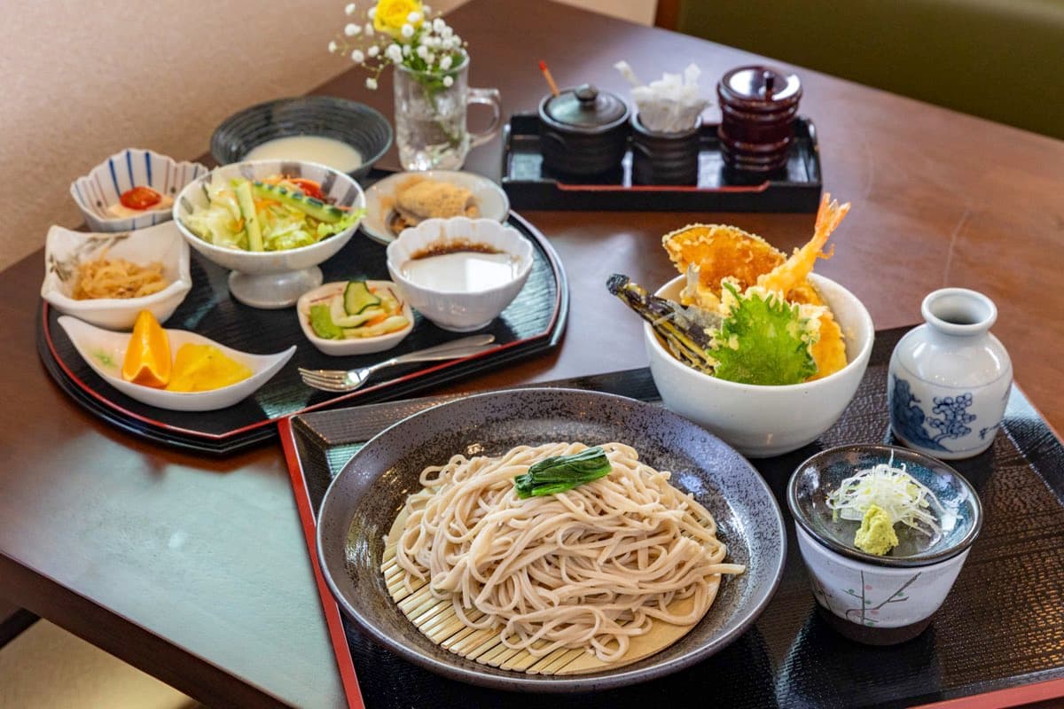 【かぞくキッチン 手打ちそば楽 / 富士河口湖町】家族経営のアットホームな蕎麦屋さん 2025年4月21日オープン!