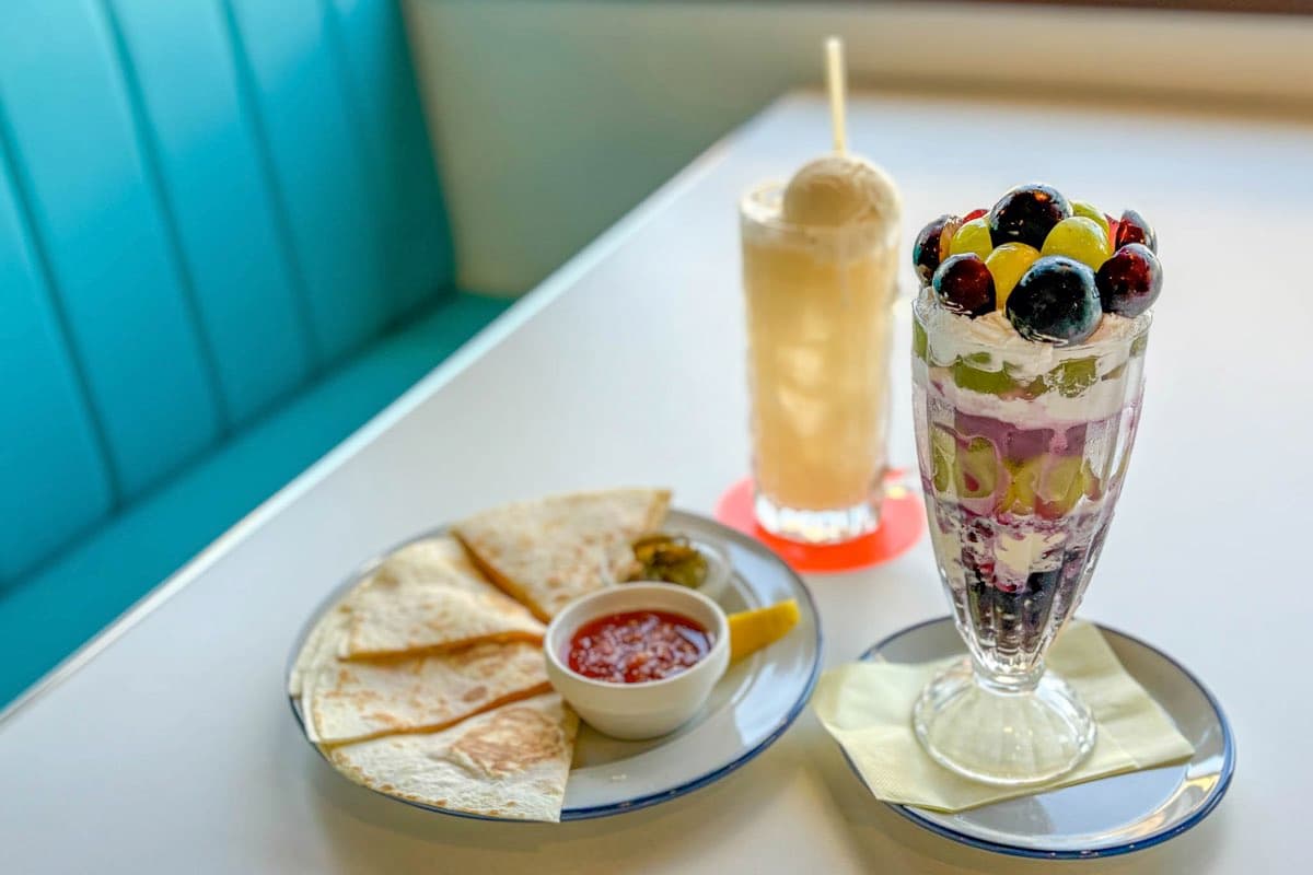 【The Little Bee / 甲州市】60年代アメリカのレトロポップなカフェで農園フルーツを!2025年7月19日オープン