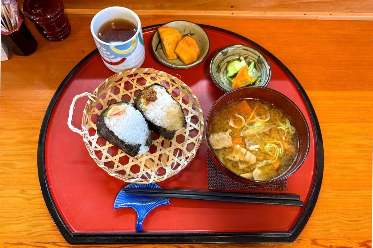 【勝沼 街仲食堂 by ジーバーFOOD / 甲州市】じーちゃん、ばーちゃんの手作り豚汁&おむすび2025年10月6日オープン