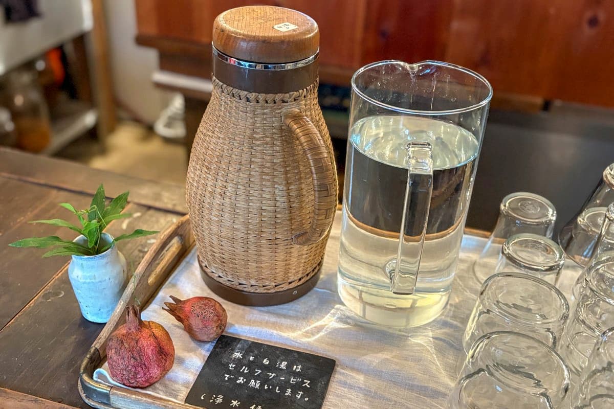 シロテナリ