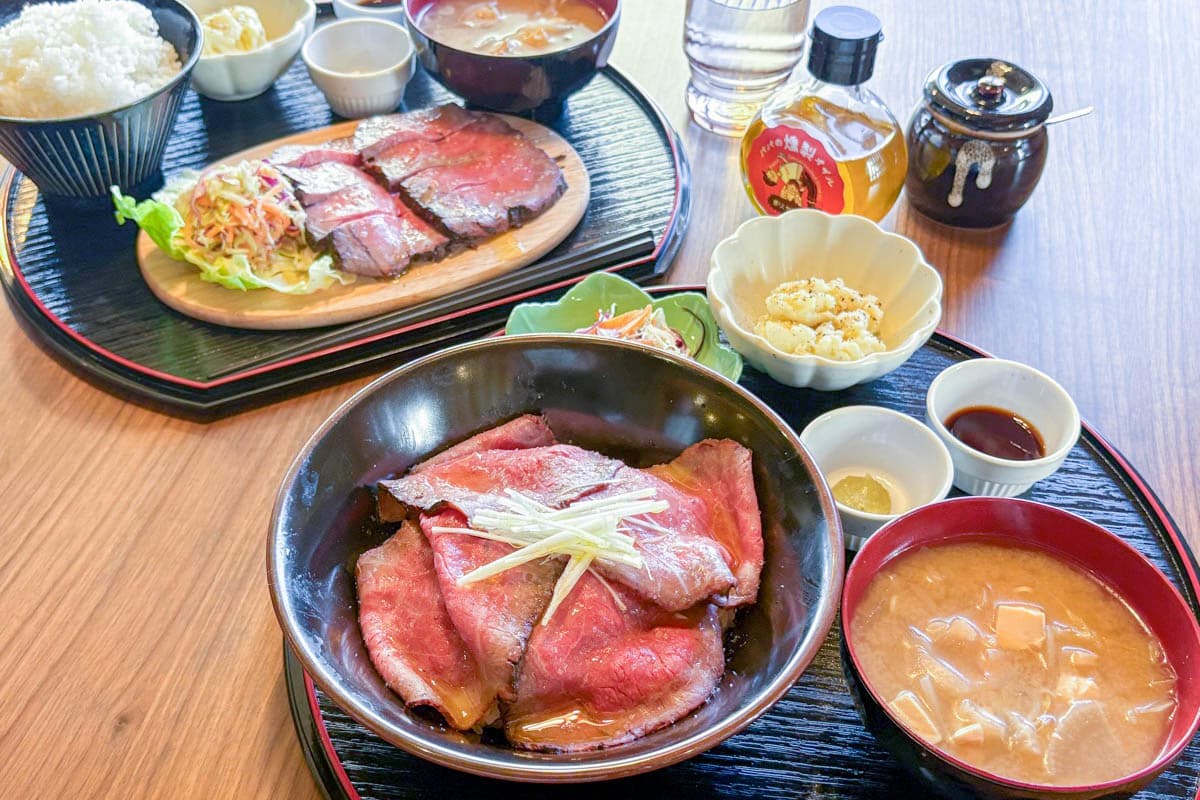 【肉バル おひさま食堂 / 北杜市】燻製ローストビーフを驚きの低価格で!ゆるっとソフトオープン中