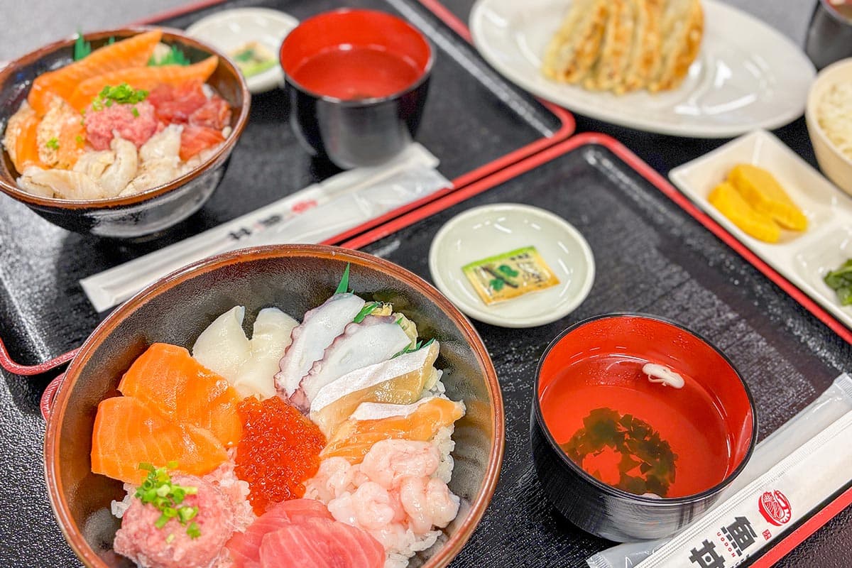 【魚丼 甲府バイパス石和店 / 笛吹市】コスパ最強!イートインもできる豪華海鮮丼から餃子定食まで!2025年12月27日オープン