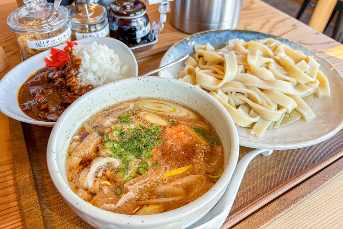 【甲州うどん澤村 / 北杜市小淵沢町】埼玉の名店が山梨に!自家製平打ち麺のおざらに舌鼓2026年3月9日オープン