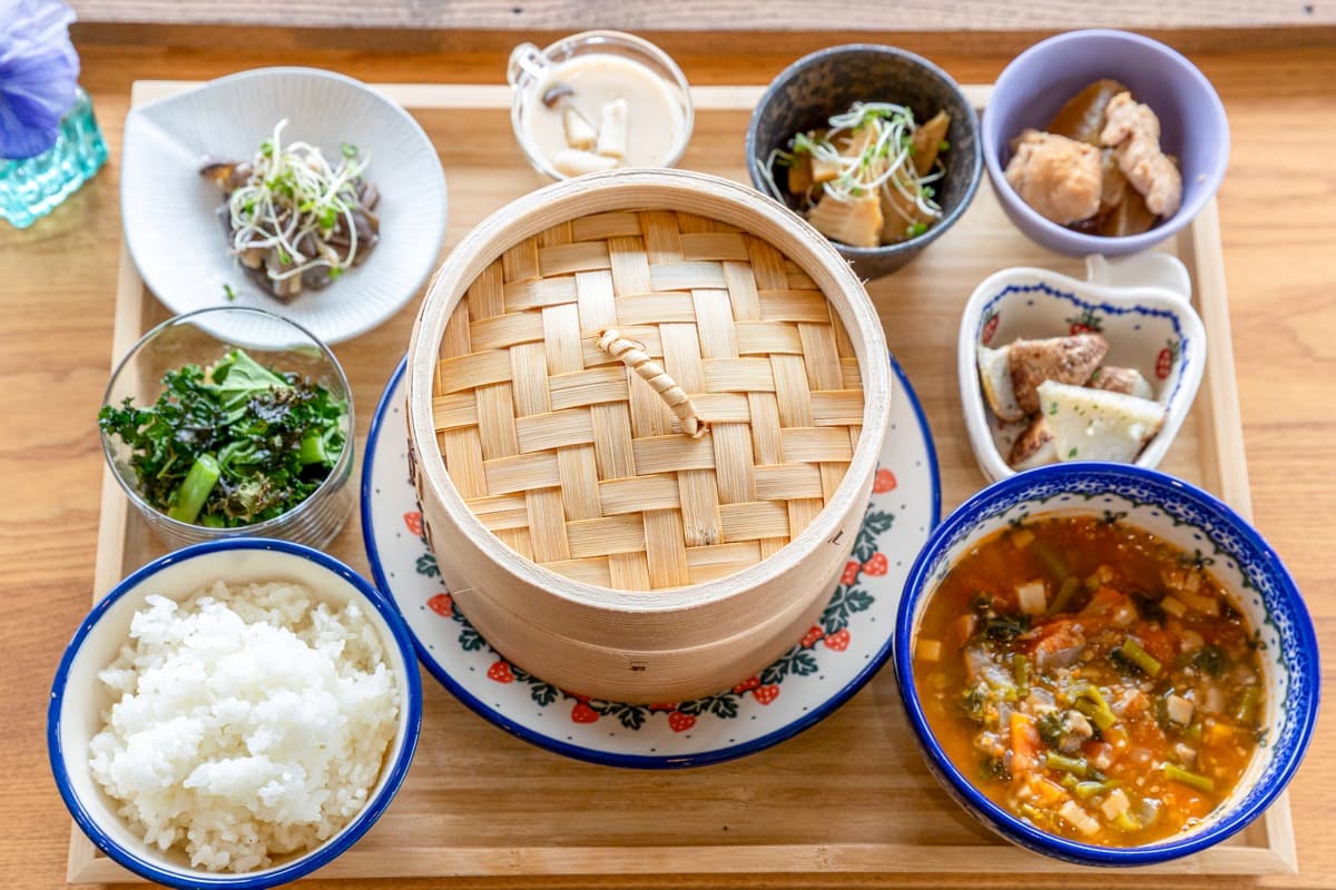 【彩糀&colorful / 甲州市勝沼町】米糀パワー炸裂!カラダ潤うランチをポーリッシュポタリーの食器で2026年4月2日オープン