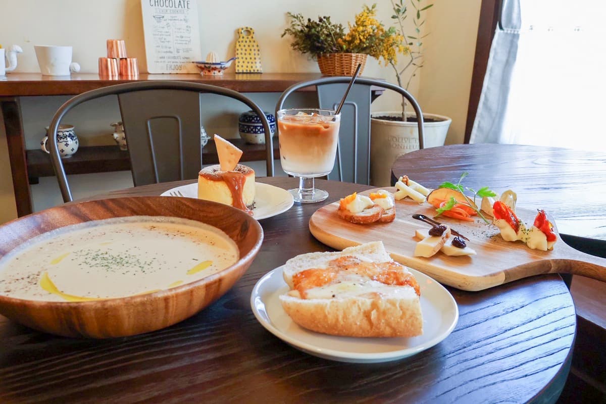 【八ヶ岳チーズ研究所 ケーゼラボア / 北杜市】八ヶ岳の生乳100%の手作りチーズに舌鼓!週末限定ランチも2026年3月5日萌木の村にオープン