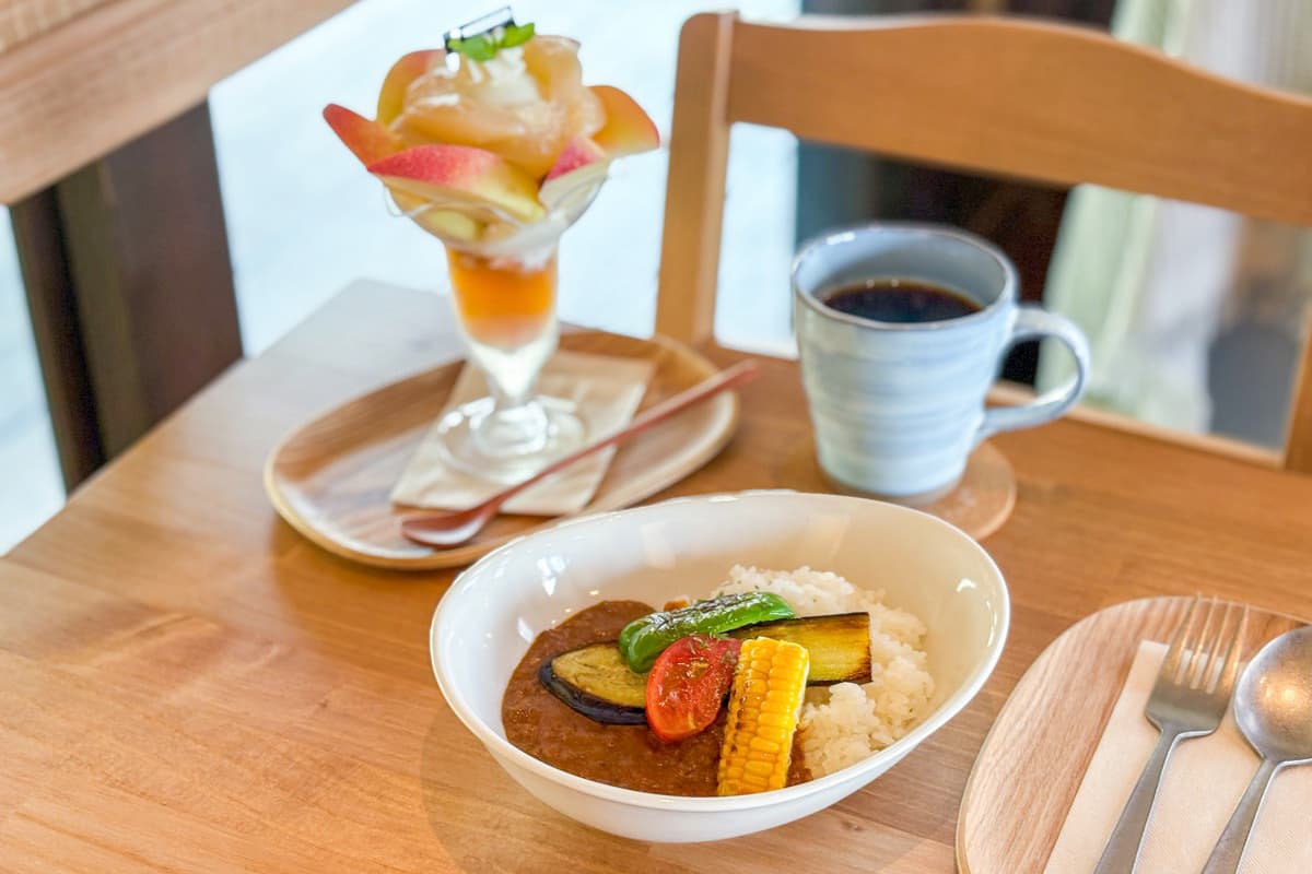 【Cafe マメルリハ / 甲州市勝沼町】ぶどう棚が美しい農家カフェ!農園野菜&フルーツたっぷりランチやスイーツを2026年7月31日オープン