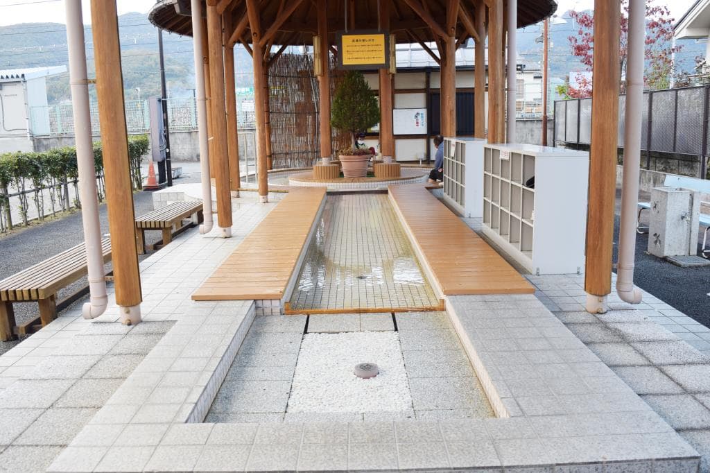 春日居足湯施設 1