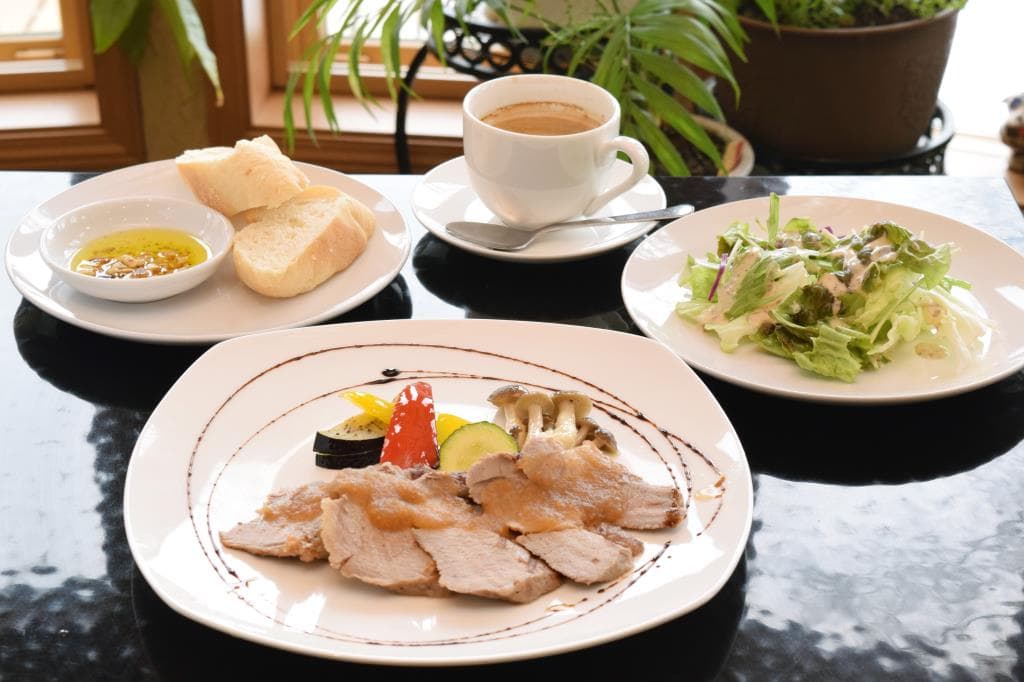 カフェ&オーベルジュ里休 1