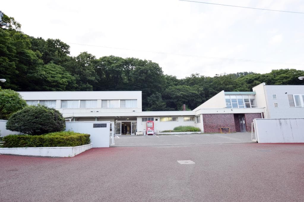 山梨県緑が丘スポーツ公園 スポーツ会館 1