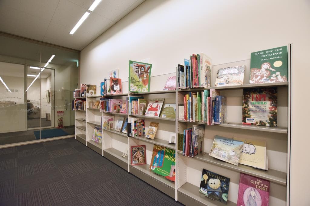 韮崎市立大村記念図書館 1