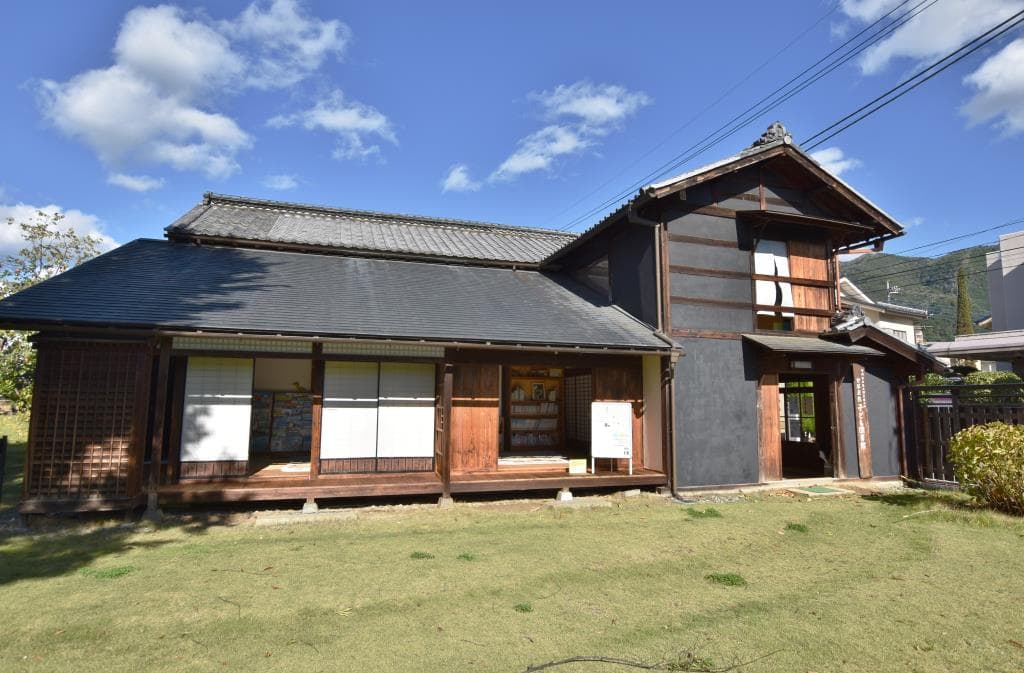 甘草屋敷子ども図書館 1