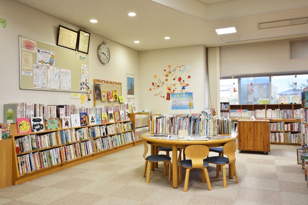 笛吹市春日居ふるさと図書館 3