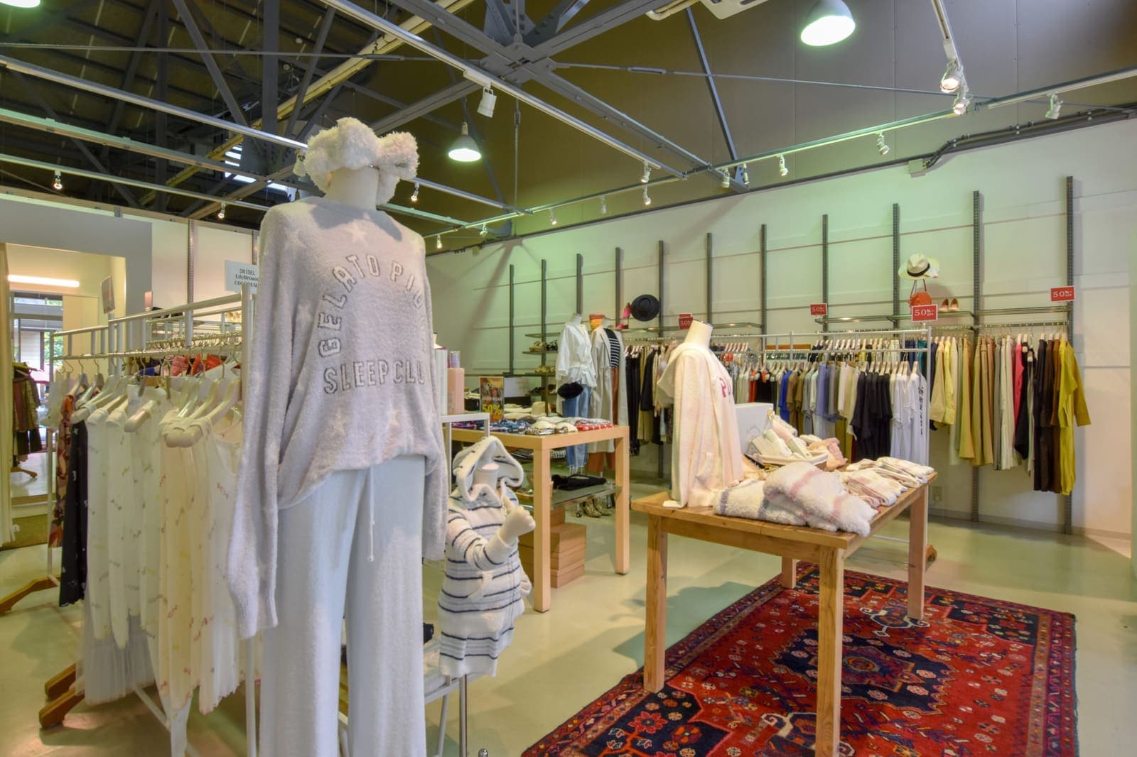 LASHIC OUTLET 3