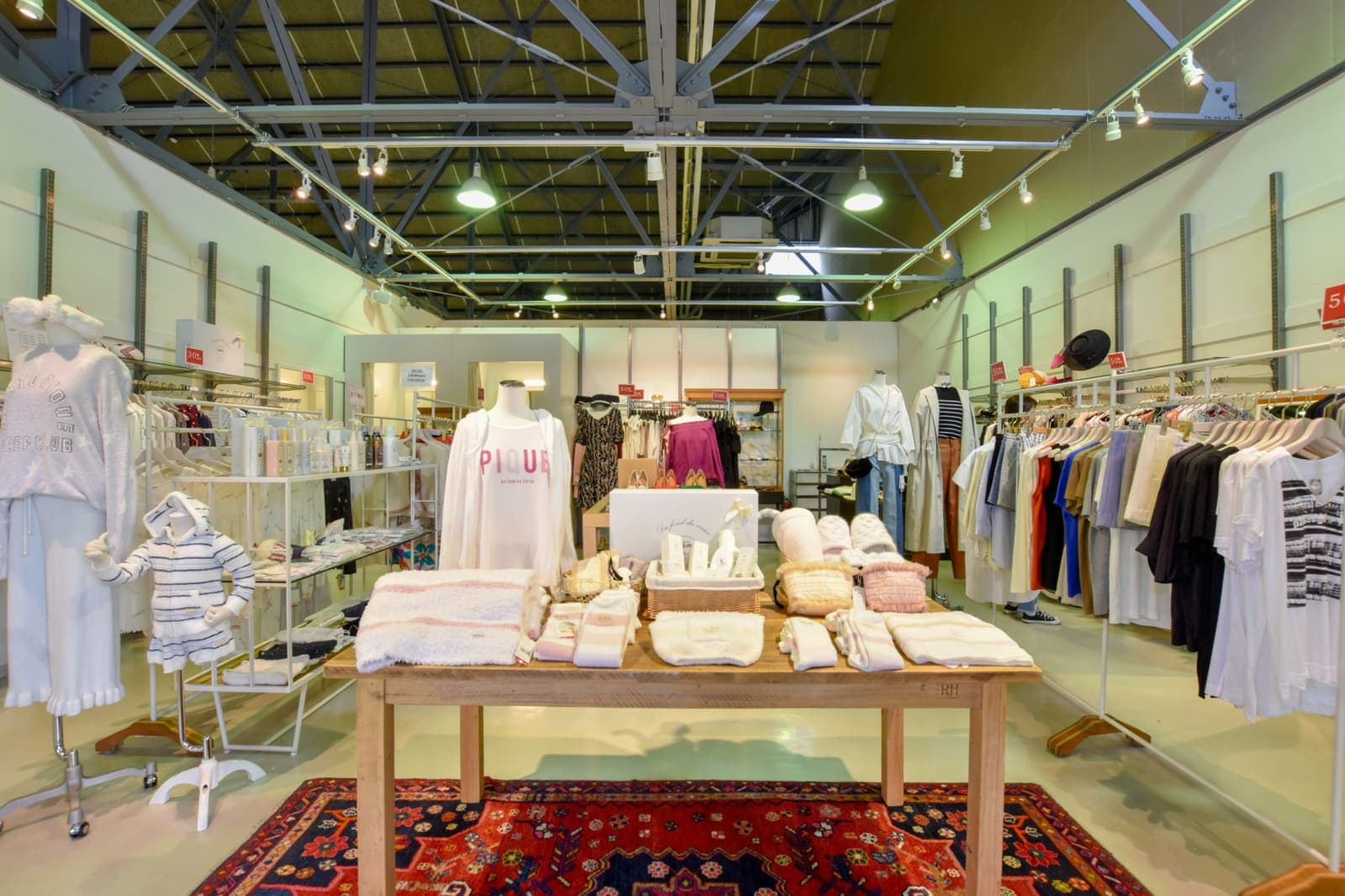 LASHIC OUTLET 2