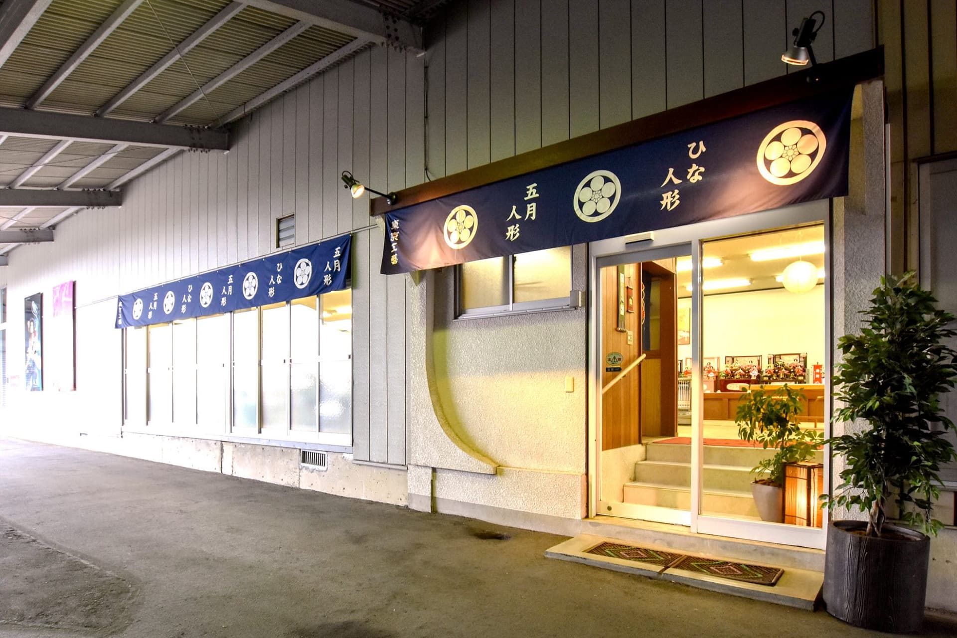 人形とケースの 東京工藝