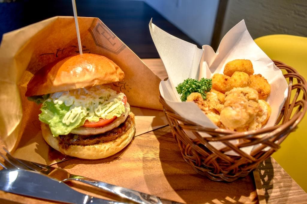 淡路島バーガー 甲斐敷島店 1