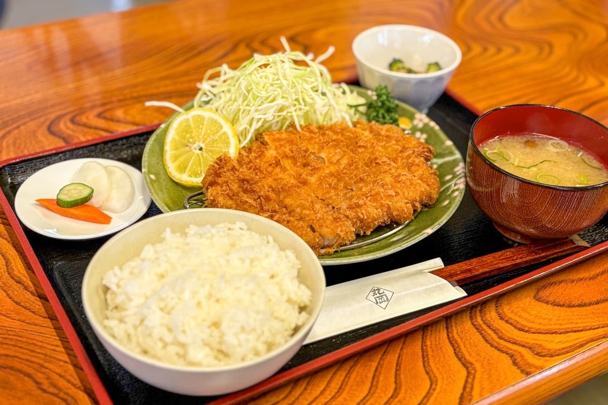 丸岡食堂 – 甲府市 1