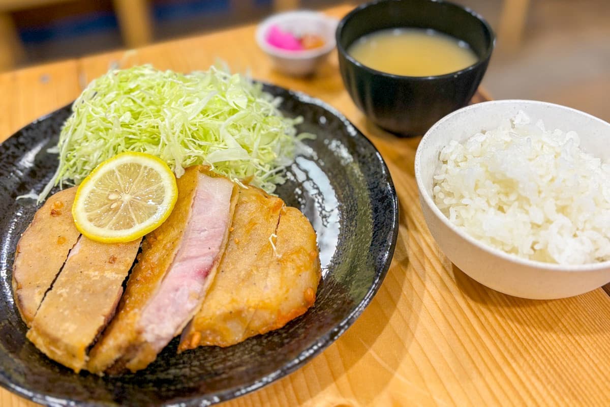 厚豚肉料理専門店 豚屋巣窟(あじと) 2