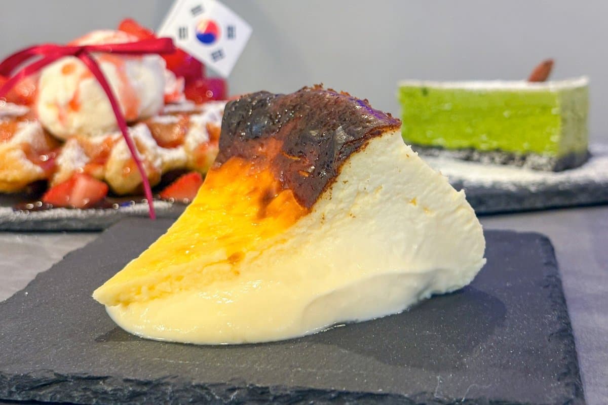 【韓国cafe apgujeong / 甲府市】韓国で話題のトレンドスイーツ「自立できないとろっとろバスクチーズケーキ」&クロッフルの韓国っぽカフェ2026年8月28日オープン