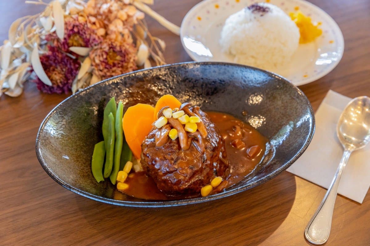 【やどりぎcafe / 山中湖村】湖畔沿いでワンちゃん連れも居心地いい!ランチもカフェも♡2026年7月1日オープン