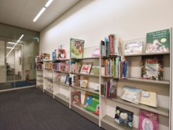 韮崎市立大村記念図書館