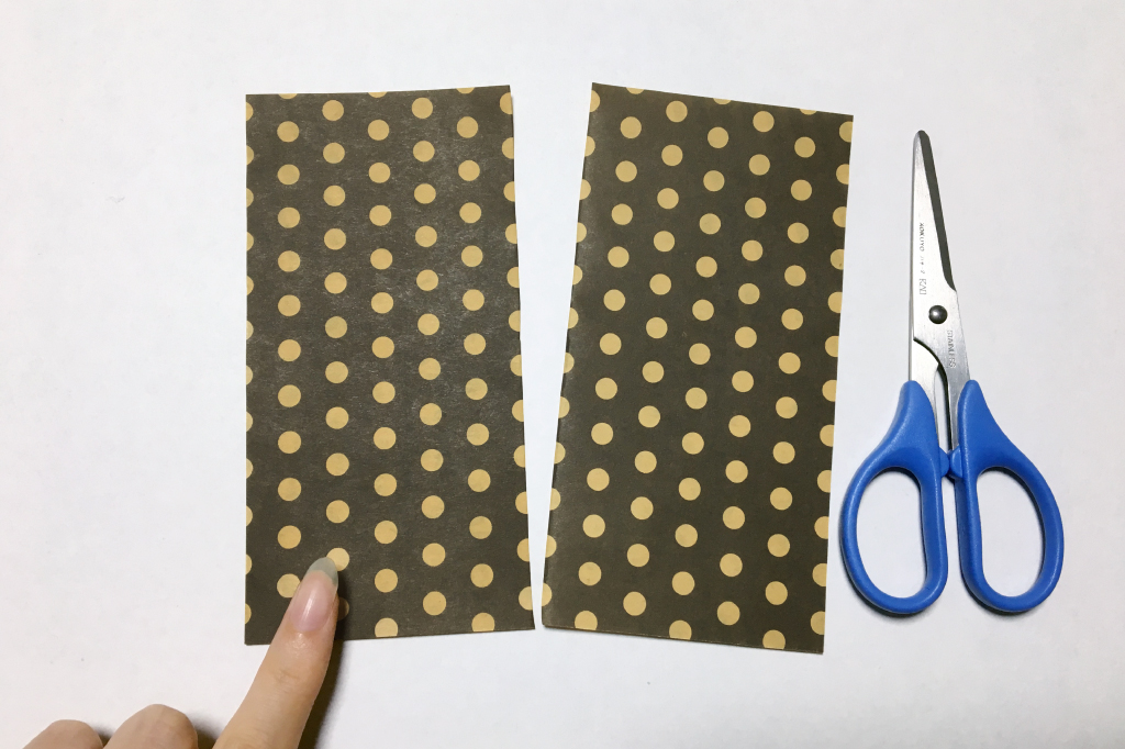 半分に切った折り紙を使用。