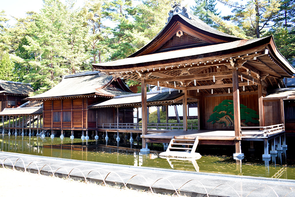 身曾岐神社の能楽殿