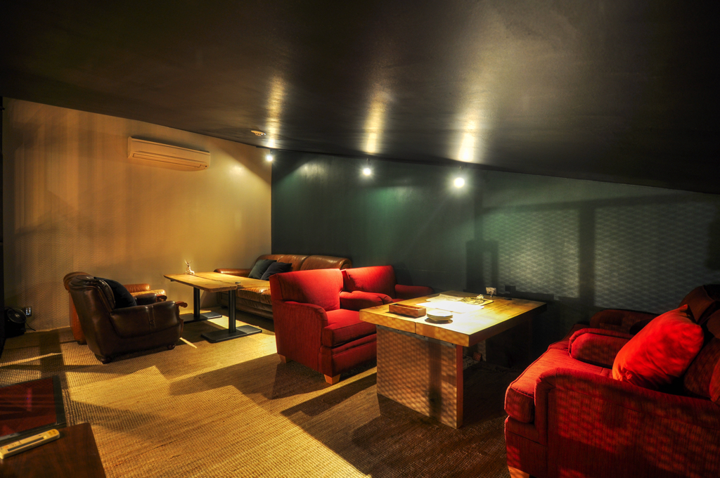 WOOD SHEDのソファ席