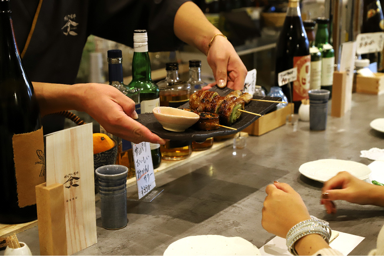 博多やさい巻串カンヤのカウンターと料理