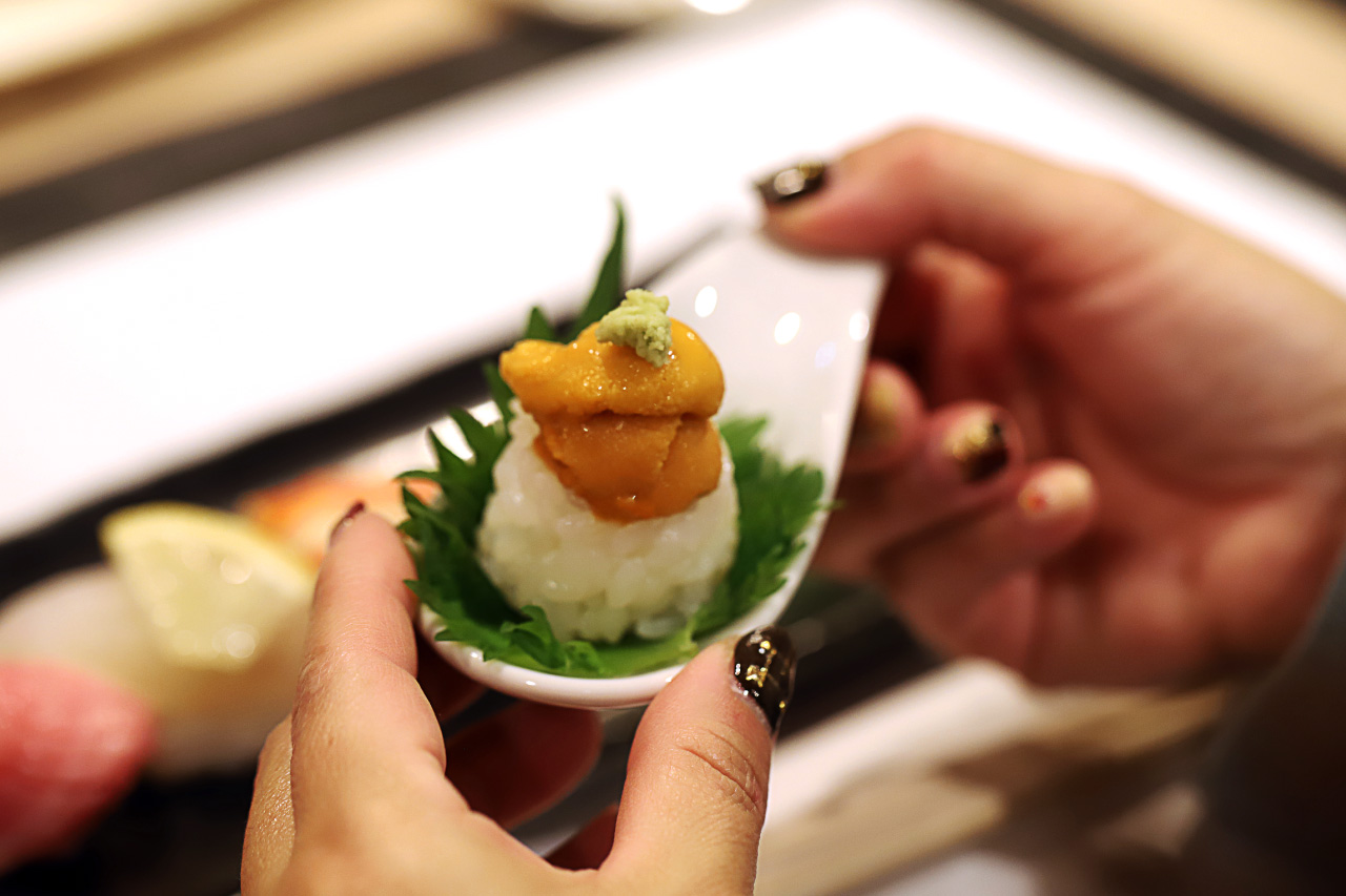 Sea urchin with one spoon