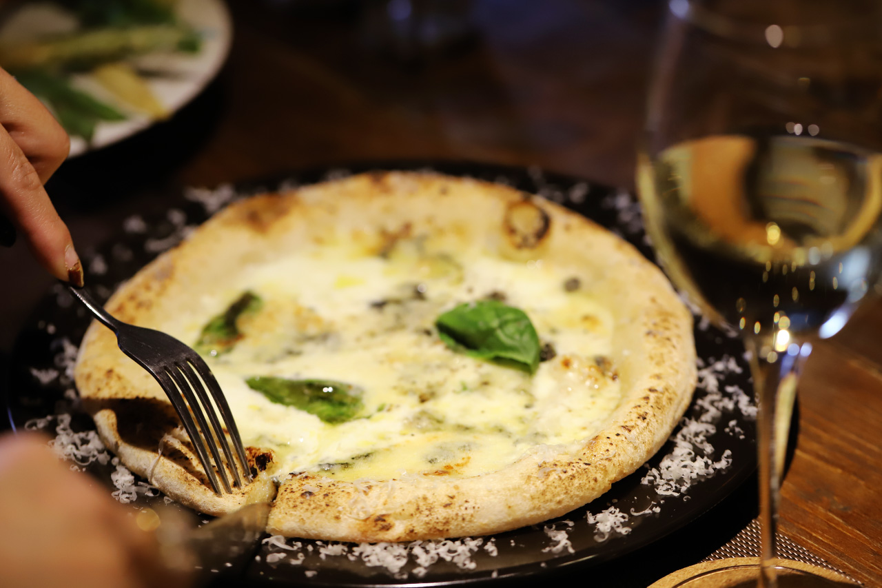 Gorgonzola pizza and wine