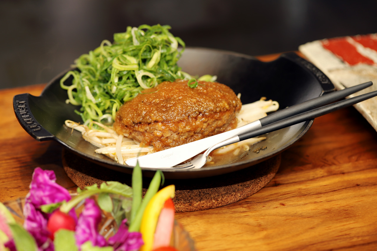 Rare hamburger with 100% Japanese black beef 2