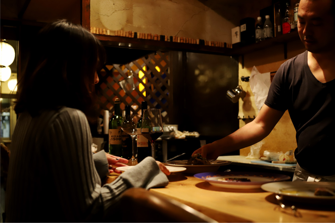 Jibie & Wine Brasserie Yamanashi counter seats and food