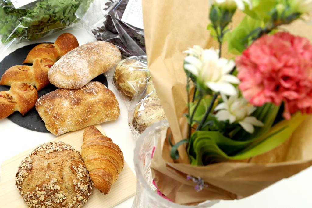 パンと野菜と花の詰め合わせ「Irodoru（イロドル）」