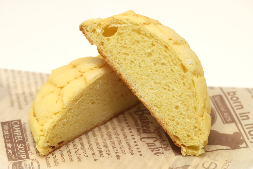 ファミリーマートのバター風味豊かなメロンパン（パールシュガー入り）断面