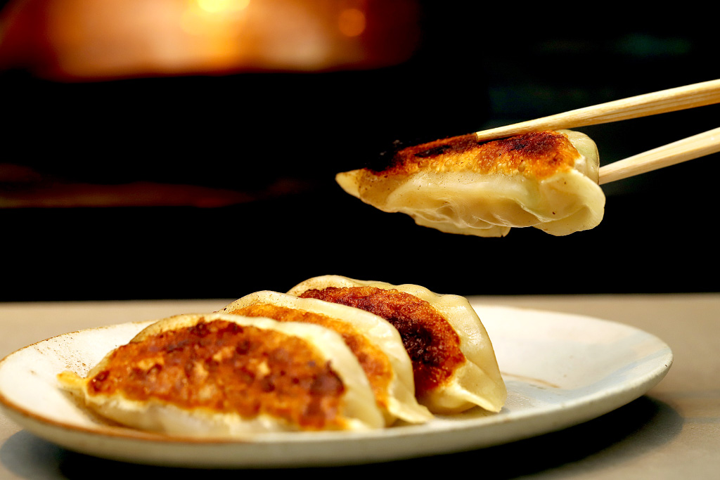 Gyoza 2 in the middle of grilling on an iron plate