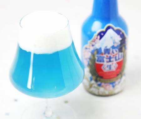 富士山を再現した青いビール「青い富士山〈生〉」