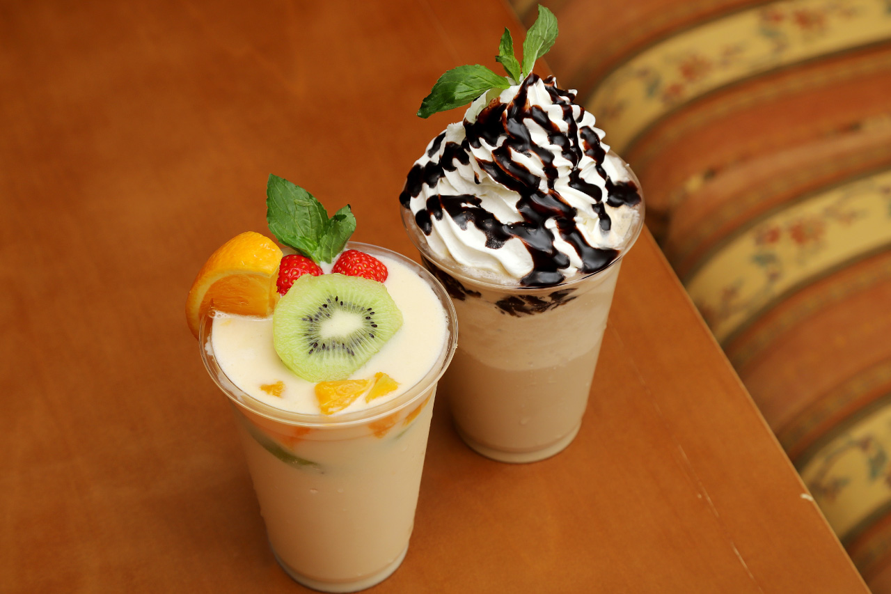 White peach smoothie / caramel coffee smoothie